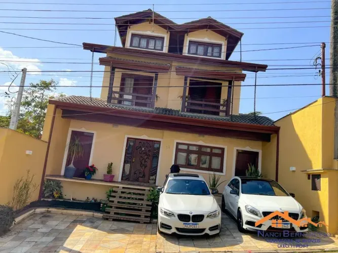 LINDA CASA EM CONDOMÍNIO FECHADO DE ARUJA NA MELHOR LOCALIZAÇÃO. CONFIRA!