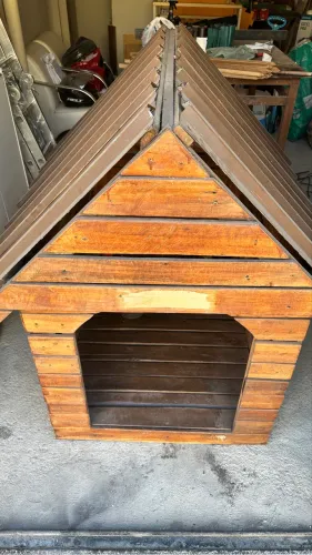 Casa (Casinha) de cachorro - madeira pinus envernizado com telhado em aço