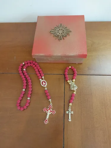 KIT RELIGIOSO TERÇO DE LUXO E CAIXA PERSONALIZADA 
