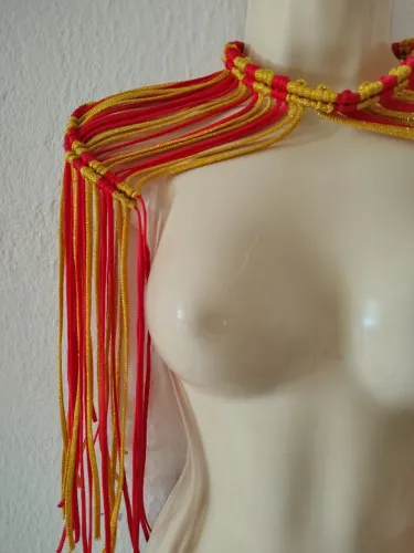 Ombreira dourada e vermelha de macramê