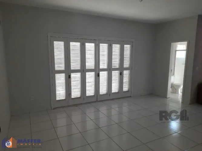 Oportunidade Imperdível: Prédio com 4 Apartamentos, Pátio e 2 Vagas de Garagem