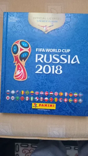 Lote com dois álbuns copa 2018 no estado.