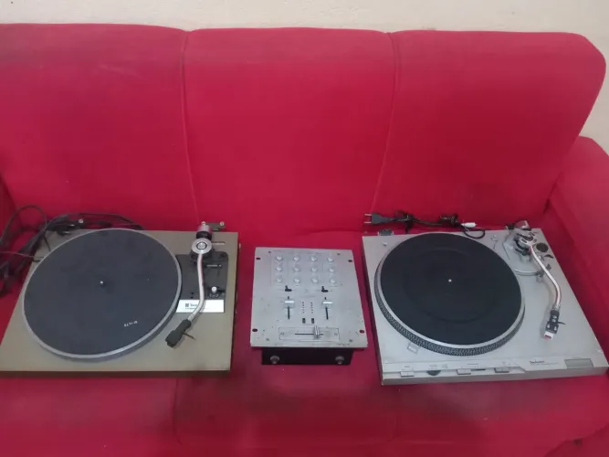 Um par de toca disco Technics um SL D 20 o outro Sl D 3.