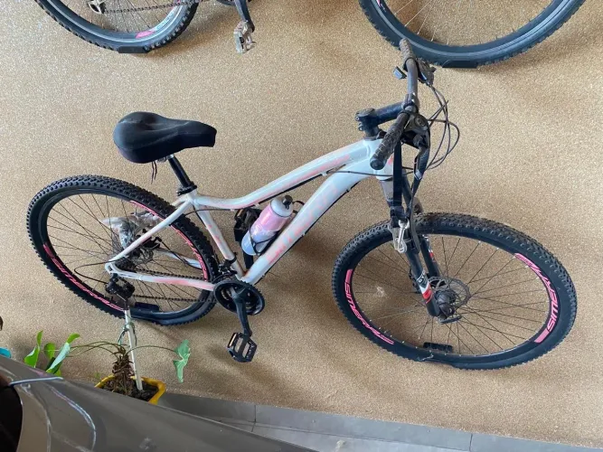 2 Bicicletas, uma masculina e uma feminina