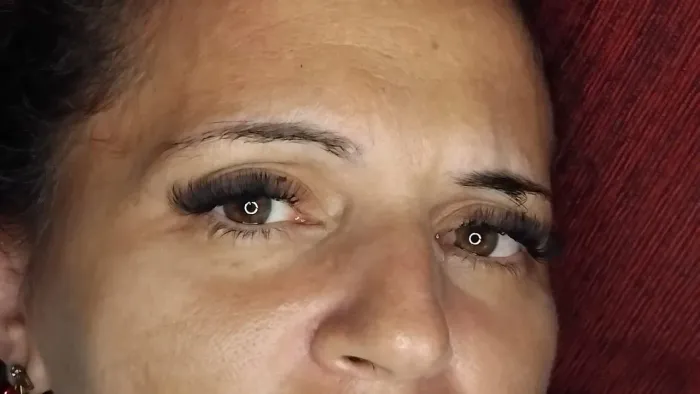 Cílios e sobrancelhas de rena.