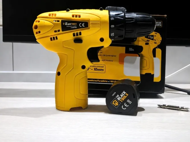 Parafusadeira Furadeira The Black Tools TB12A 3/8 a Bateria Cor Amarelo Frequência 60Hz