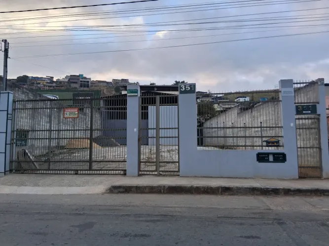 Galpão e pátio para Locação área total 470M2.