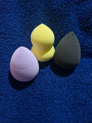 3 mini esponjas para maquiagem lilás,  amarelo e preta