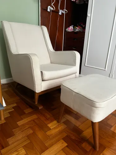 Poltrona de amamentação Abracasa com puff