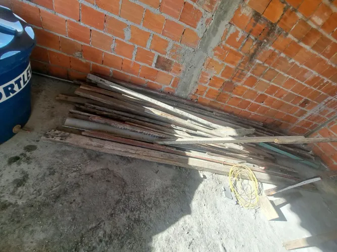 Madeiras. Barrotinhos e 1 peça maior