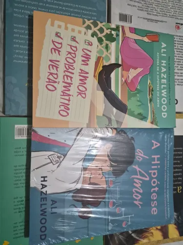 Kit Livros Ali Hazelwood - Um amor problemático de verão e A hipótese do amor.