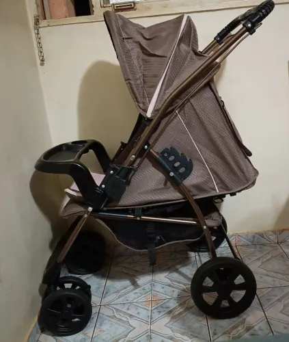 Carrinho De Bebê Semi Novo 