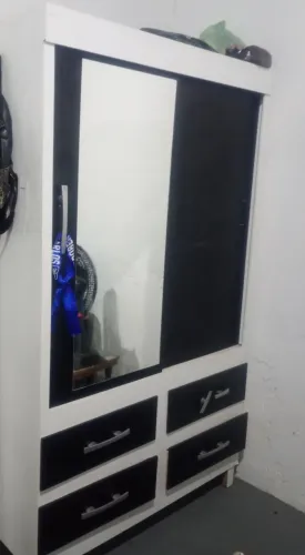 Guarda-Roupa Solteiro com Espelho - Bom Estado