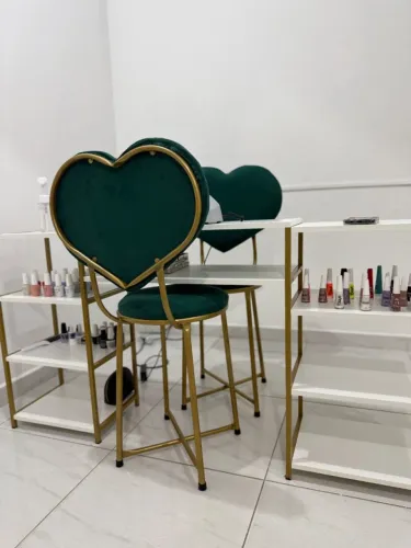 Mesa e cadeira manicura