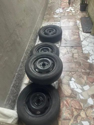 Pneu semi novo