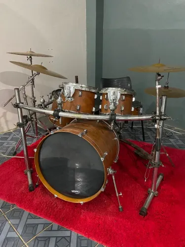 Bateria Acustica Adah disponível para venda