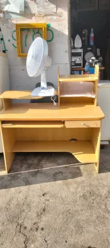 Mesa de computador com a cadeira