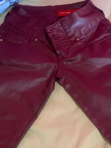 Calça   34 vinho  marca Patoge 