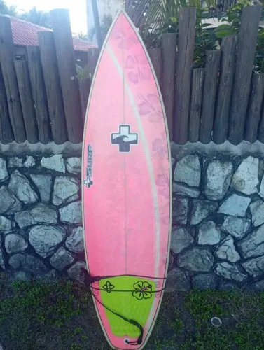 Prancha de surf 6'5 em ótimo estado, é pegar e cair na agua 