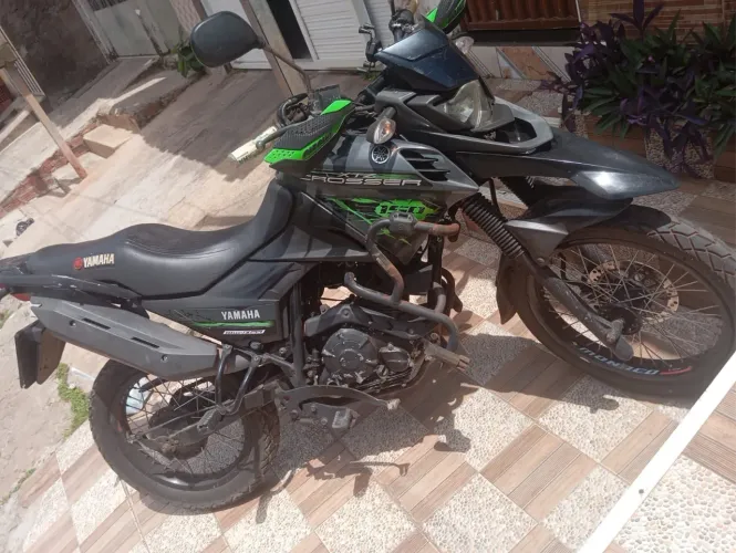 Vendo essa moto muito boa pra viajar e confortável