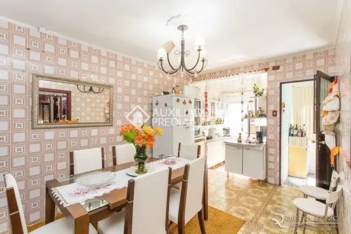 Casa para venda tem 420 metros quadrados com 3 quartos em Jardim Carvalho - Porto Alegre -