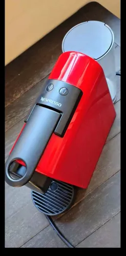Nespresso Essenza mini vermelha 