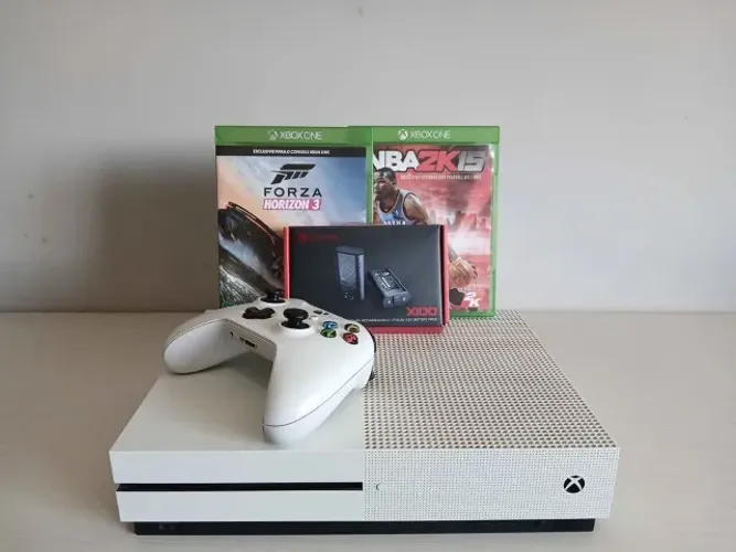 Xbox One S 1TB + Controle + 2 jogos + Baterias GameSir