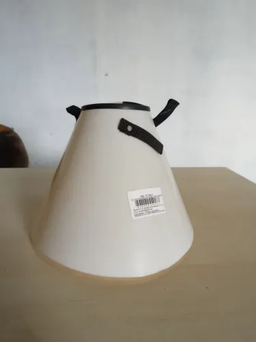 Colar cirúrgico para animal de grande porte.