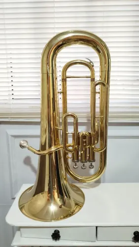 Euphonium Stewart 3 pistos<br>Menos de 6 meses de uso<br>Troco em tuba 3/4