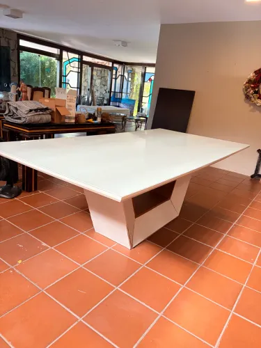 Tampo de mesa em madeira e vidro branca