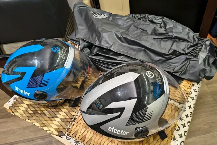 Vendo kit com capacetes, capa de chuva, capa de banco e porta celular