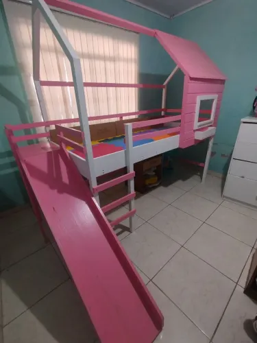 Cama Infantil Casinha em Ótimo estado na Cor Rosa