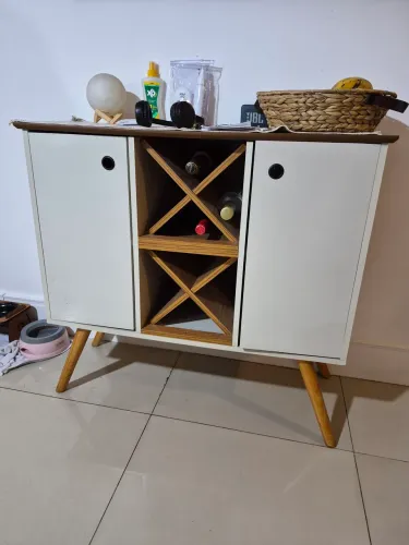 Aparador com lugar pra vinho