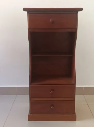 Mesa de Cabeceira Alta em Madeira Maciça com Gavetas e Nicho
