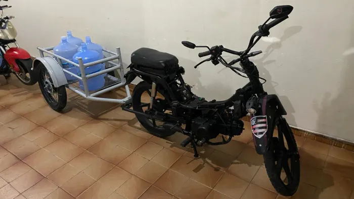 Vendo uma moto com carrocinha