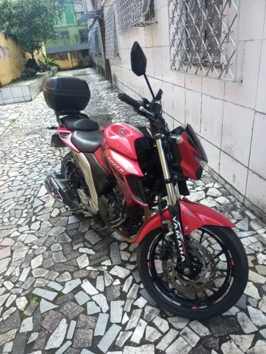 Vendo FZ 250cc, ano 2022/2023, linda moto, revisada, licenciada, para quem sabe o que quer