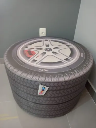 Puff de roda de caminhão