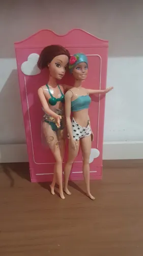 2 bonecas Barbies + guarda roupas 