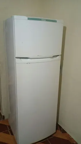 Vendo uma geladeira consul por 950 reais. *