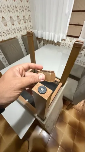 Mesa com 6 cadeiras estofadas e tampão de vidro