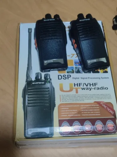 Kit com 2 Rádios Baofeng Walkie Talkie 777s, 16 canais, 9 km, novos com fones.
