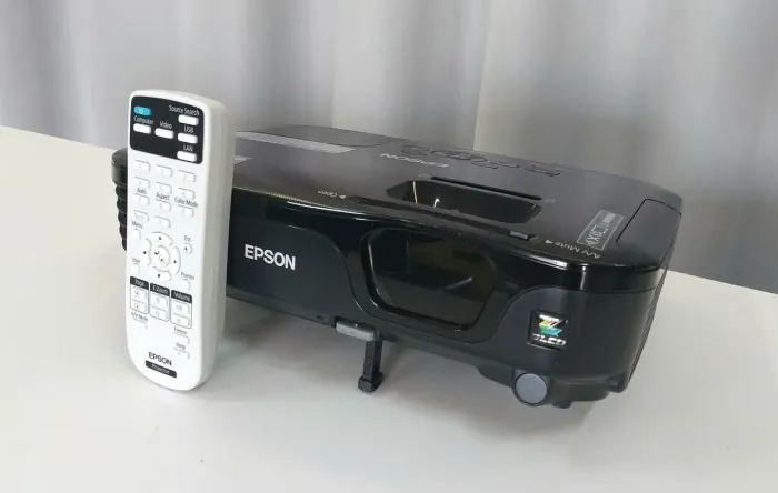 Projetor EPSON S12+ SEMINOVO EM PERFEITO ESTADO BRILHO 100%