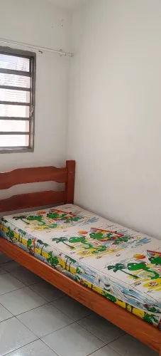 Cama de solteiro de cerejeira e colchão 