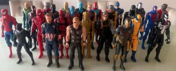 Coleção Bonecos Marvel (26), DC (23), Star Wars (2), Total de 51.