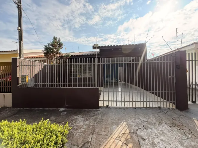 Casa para Locação com 2 Quartos, Churrasqueira e 2 Vagas de Garagem