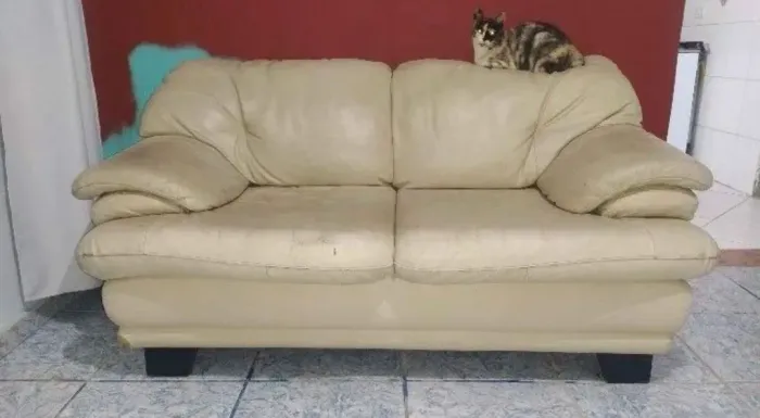 sofá de couro bege