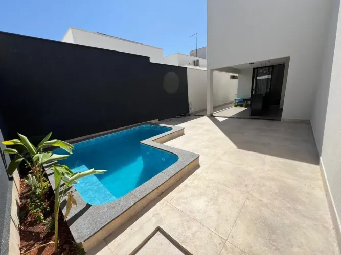 Linda casa com piscina e varanda gourmet no Condomínio Splêndido