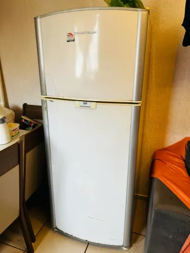 Vende-se uma geladeira duplex.