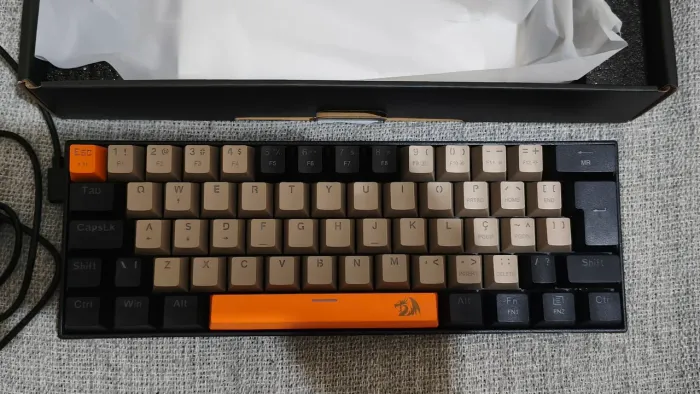 Teclado gamer reddragon lakshmi na caixa todos acessórios 