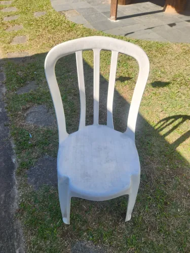 Cadeira branca de plástico